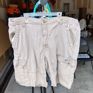 Wrangler Men's khaki cargo shorts size 40